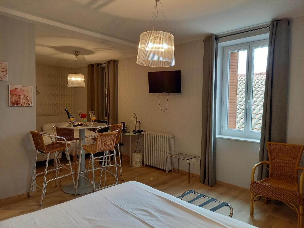Hotel Restaurant De La Poste Saint-Just-en-Chevalet エクステリア 写真