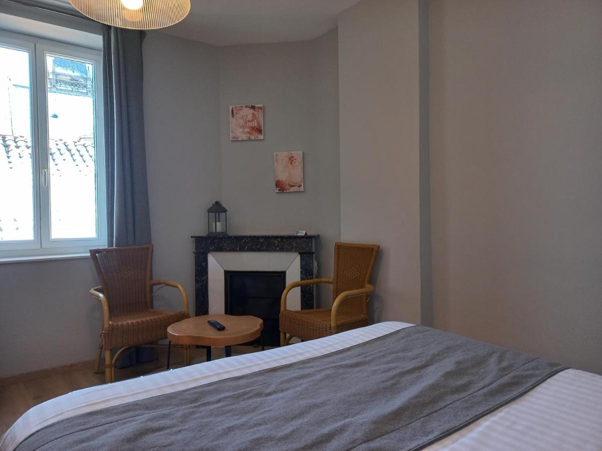 Hotel Restaurant De La Poste Saint-Just-en-Chevalet エクステリア 写真