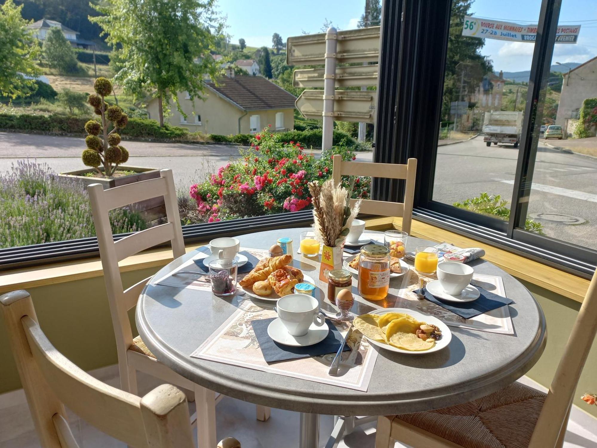 Hotel Restaurant De La Poste Saint-Just-en-Chevalet エクステリア 写真